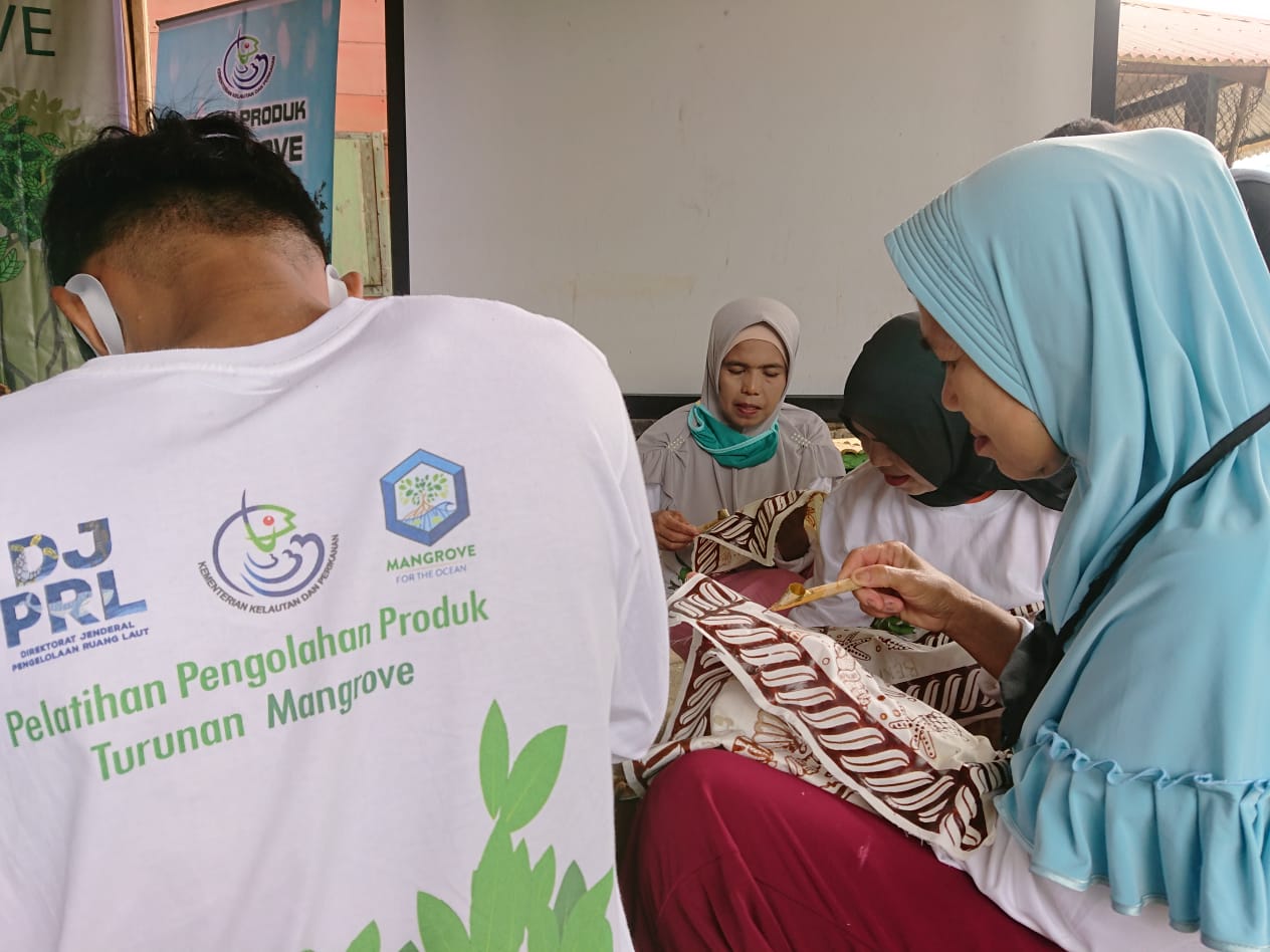 Warga Sungai Pinang Diajarkan Membatik Dengan Manfaatkan Limbah Mangrove