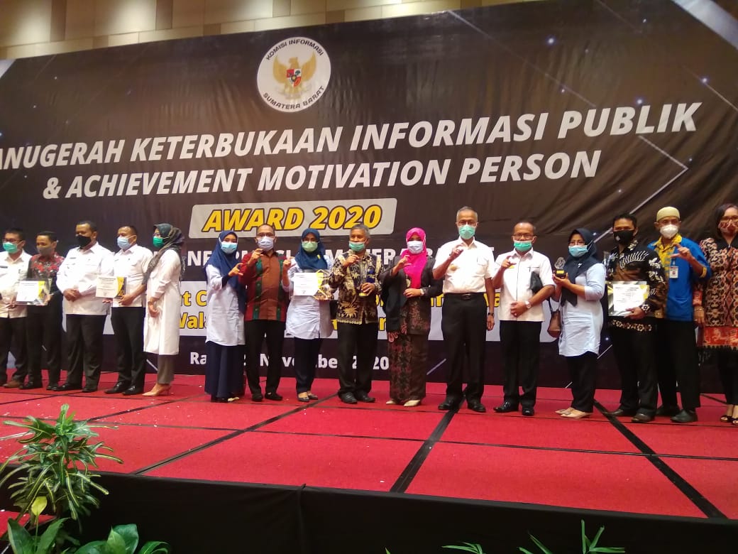 Sekda Erizon Terima Penghargaan Achievement Motivation Person 2020 Dari KI Provinsi Sumatera Barat