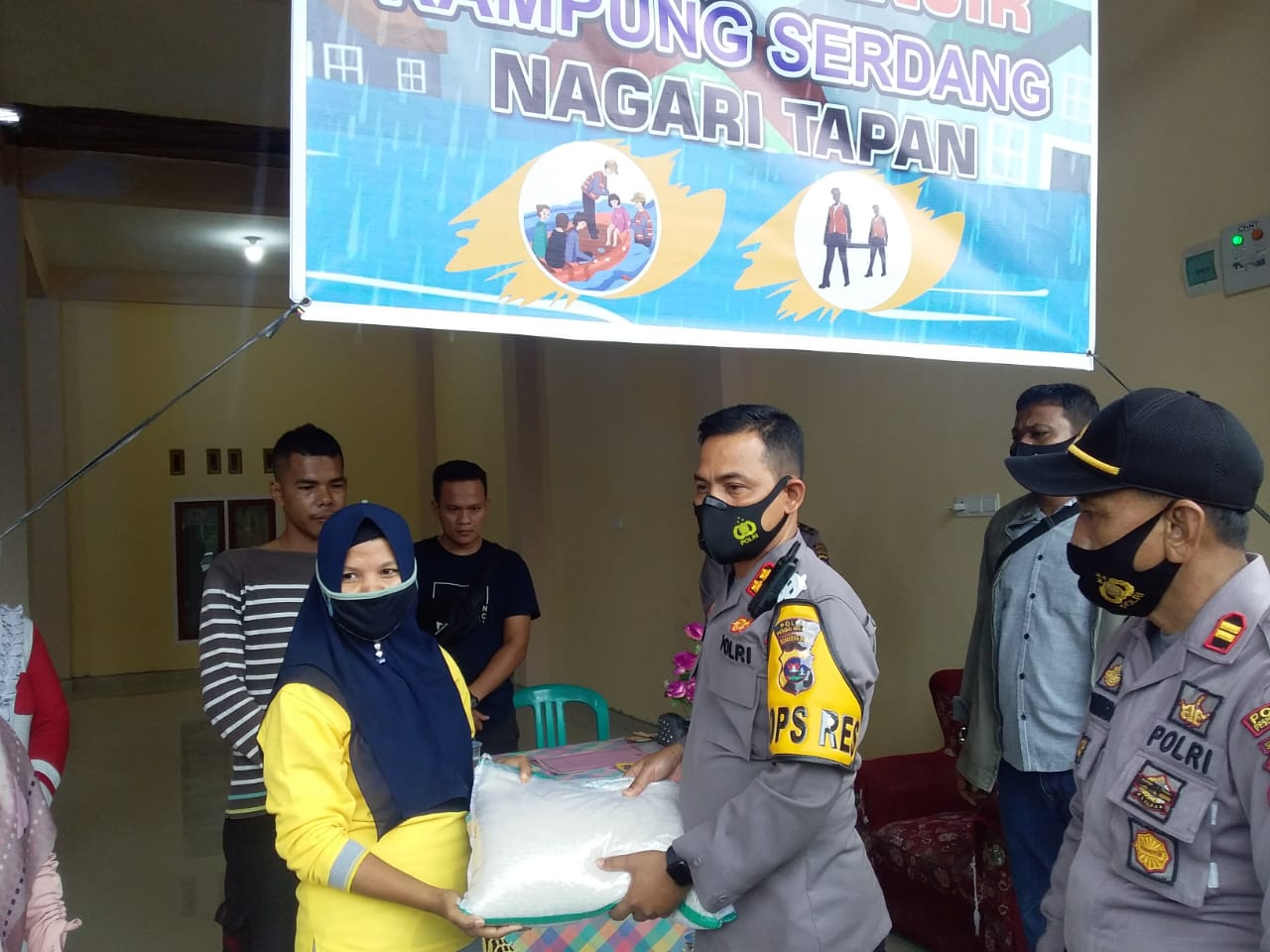Warga Korban Banjir Dapat Menerima Bantuan Sembako
