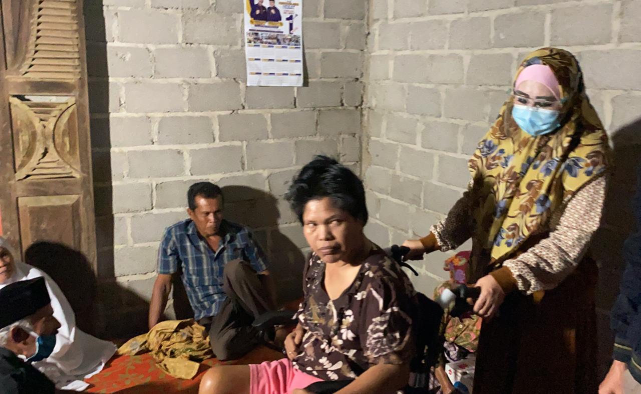 Kemensos RI Salurkan 71 Kursi Roda Di Pesisir Selatan