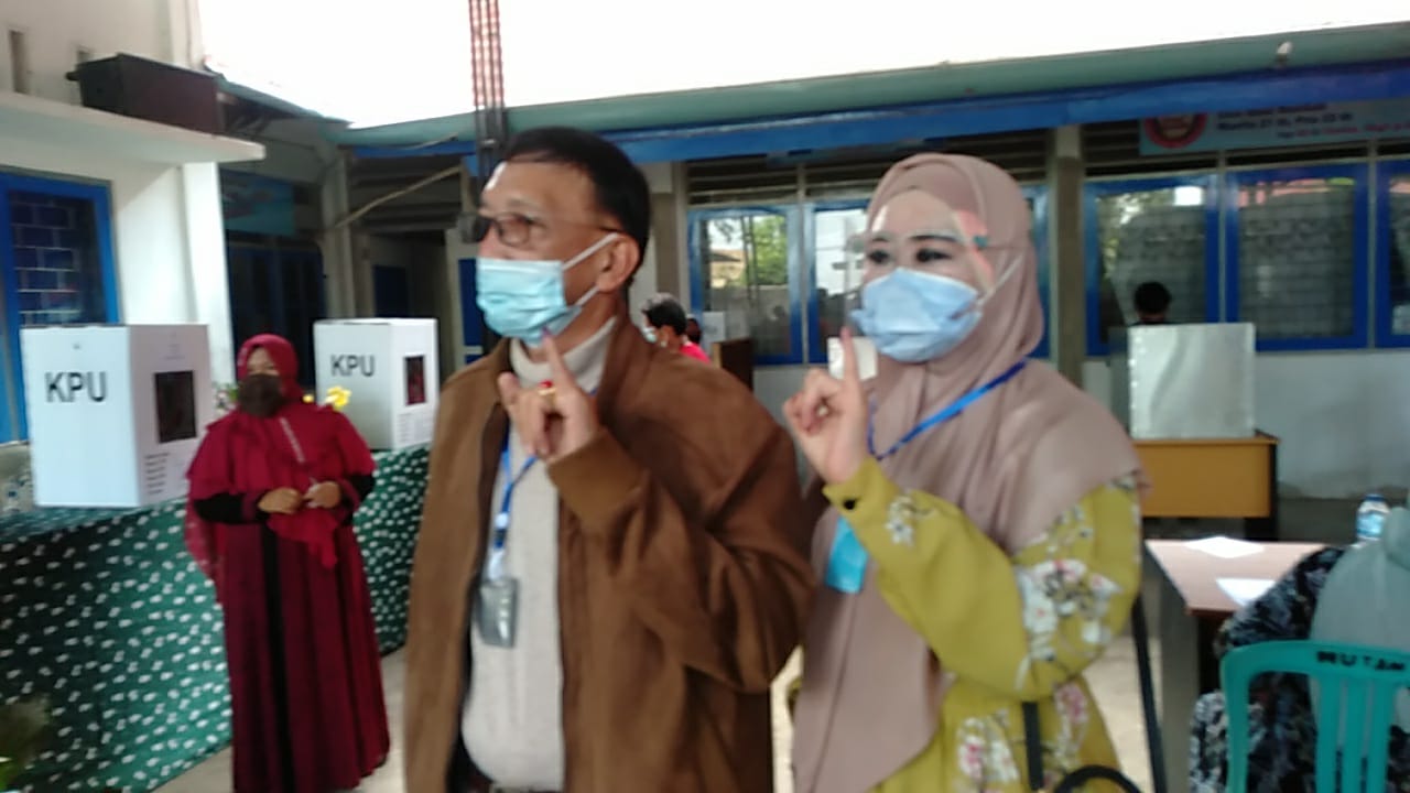 Bupati Pesisir Selatan, Hendrajoni Mencoblos Di TPS 2 Nagari Painan Timur