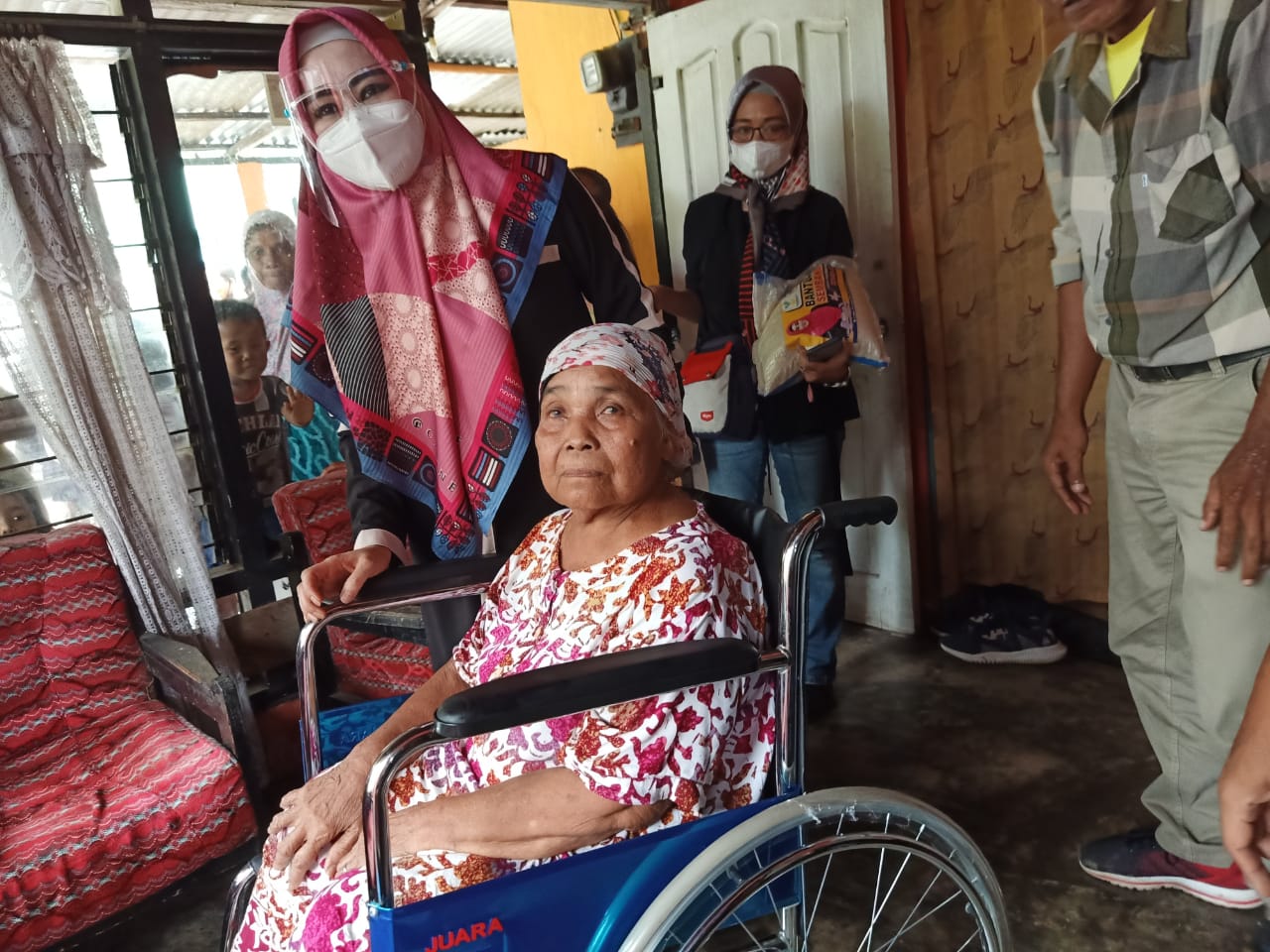 Peringati HDI, Lisda Hendrajoni Salurkan 100 Kursi Roda di Pesisir Selatan