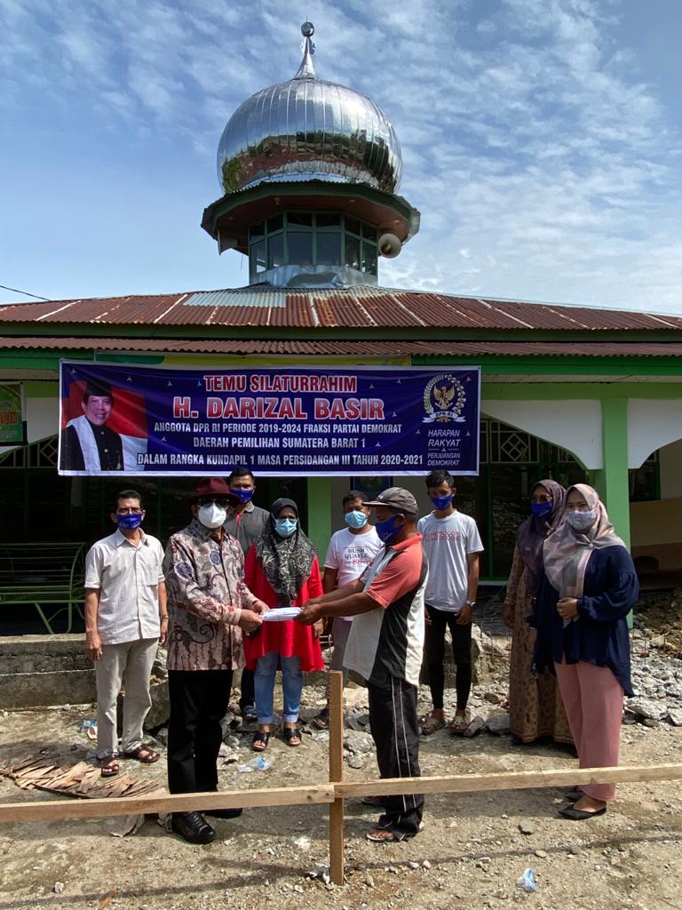 Anggota DPR RI, H.Darizal Basir Salurkan Bantuan Pada Sejumlah Masjid Saat Kundapil