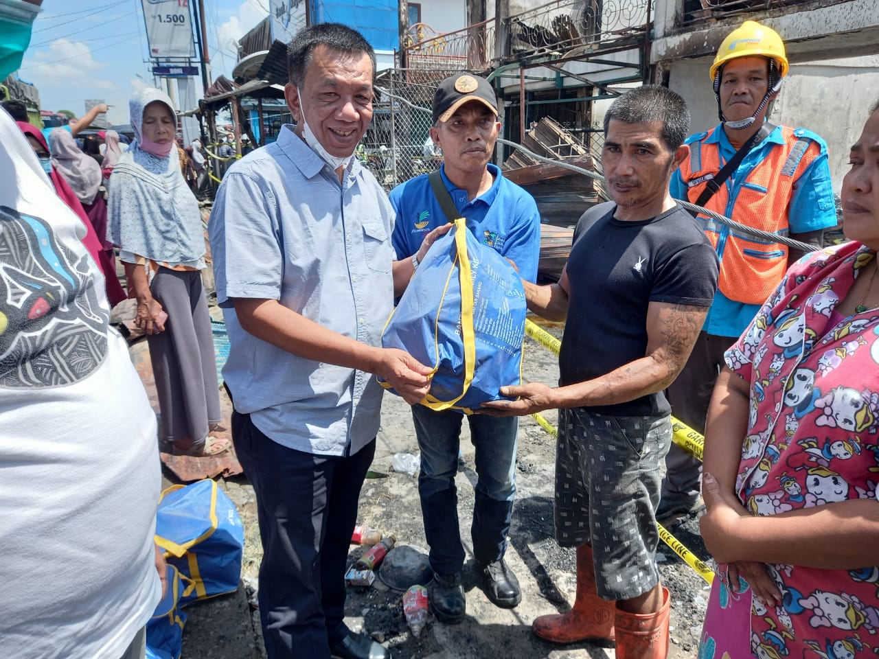 Bupati Serahkan Bantuan Pada Korban Kebakaran Bangunan Toko Di Pasar Kambang