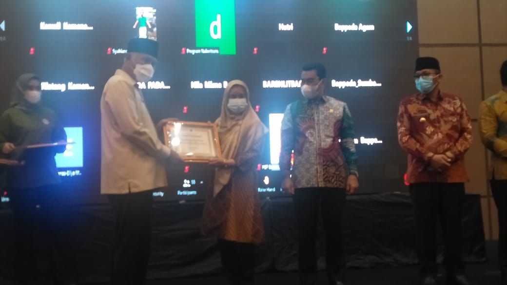 Bupati Pesisir Selatan Terima Penghargaan Pengarusutamaan Gender Dari Gubernur