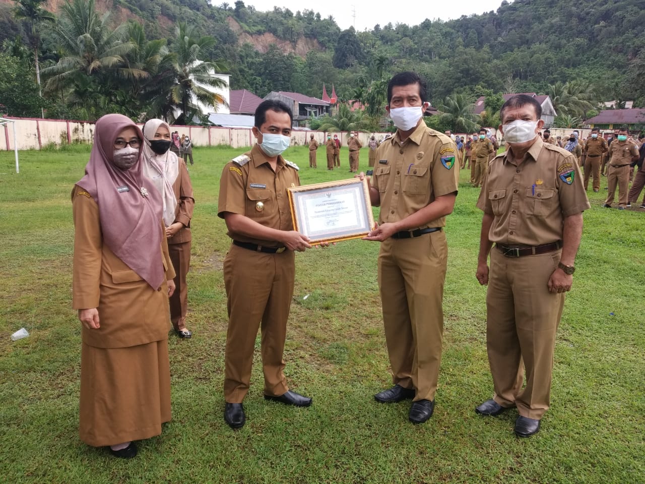 Wabup Serahkan Penghargaan Pengarusutamaan Gender Pada Kepala Bapedalitbang