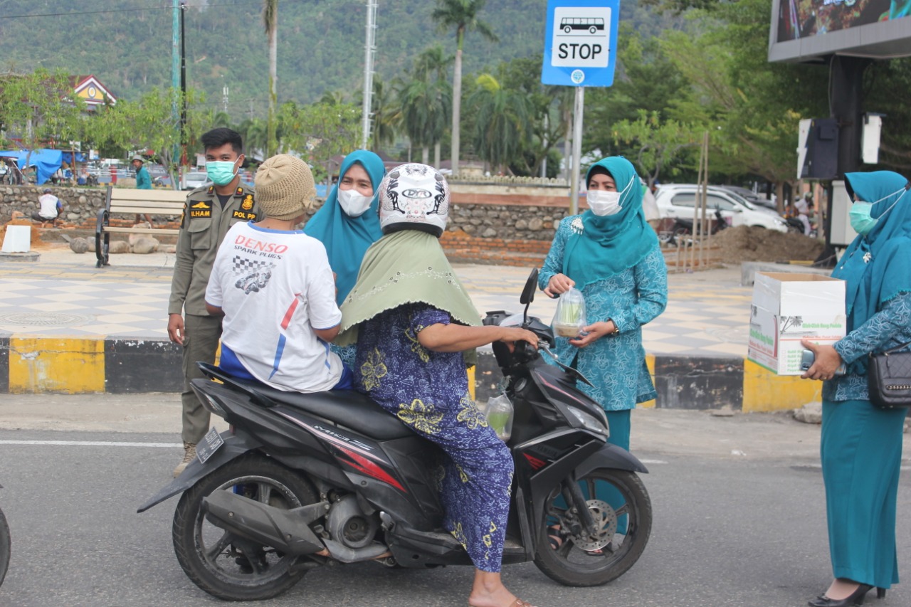 Bagikan Takjil kepada pengendara dan pejalan kaki, TP PKK Pessel turun ke jalan 