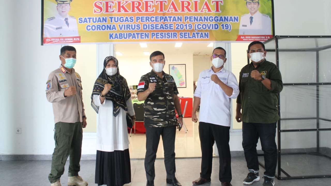 Anggota DPD RI Alirman Sori Kunjungi Posko Satgas Penanganan Covid 19 Pesisir Selatan