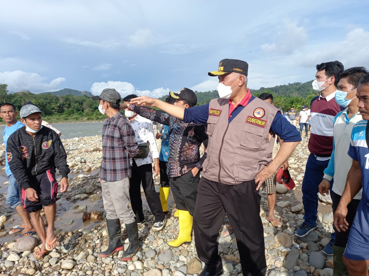 Gubernur Mahyeldi Bersama Wabup Pessel Rudi Hariansyah, Tinjau Lokasi Banjir di Rahul Tapan