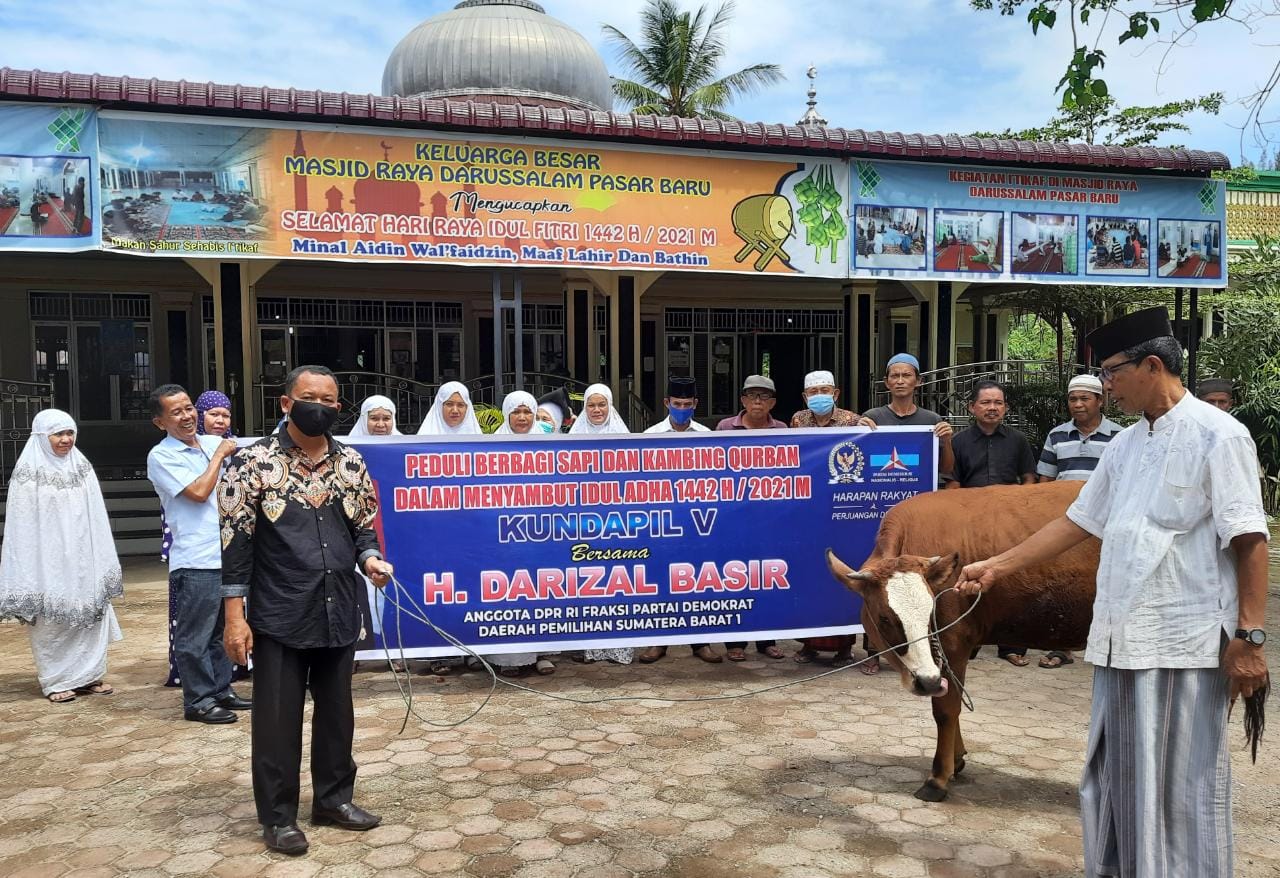 H.Darizal Basir Serahkan Hewan Kurban Pada Masjid Dan Mushalla Di Pesisir Selatan