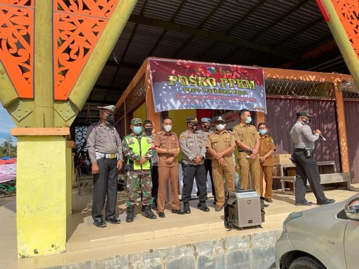 Kapolsek Beserta Camat Laksanakan Giat Posko PPKM di Pasar Tradisional Tapan
