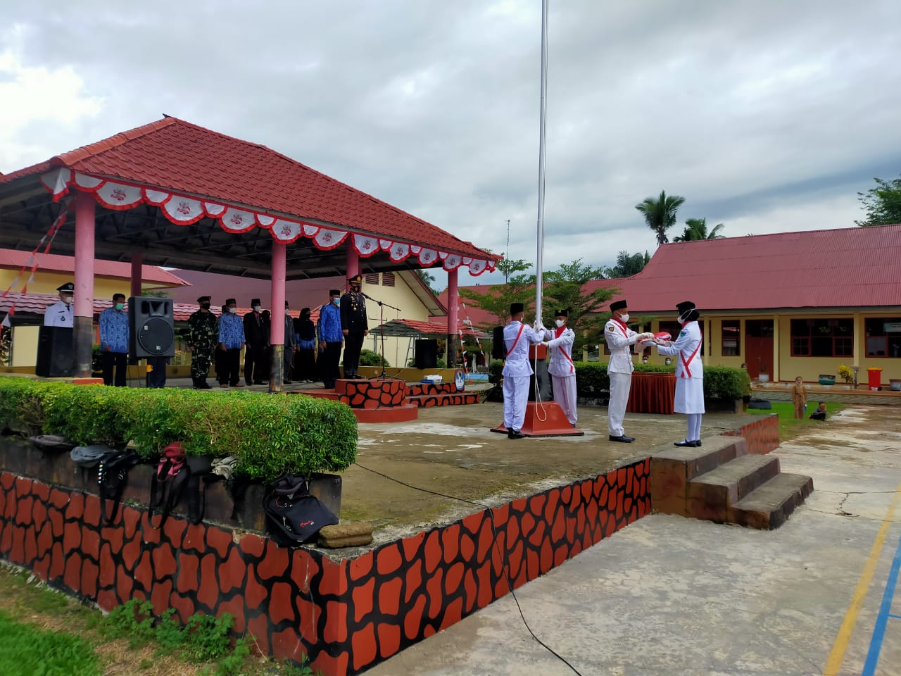 Kapolsek Basa Ampek Balai Tapan Pimpin Upacara Penurunan Bendera Peringatan HUT RI Ke-76