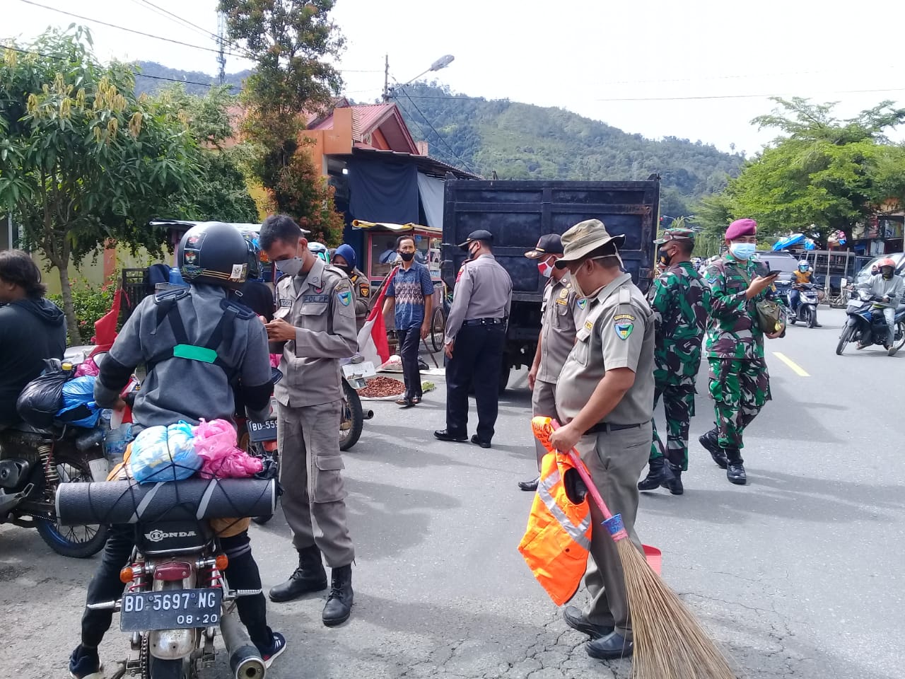 Tim Gabungan Beri Sanksi Kerja Sosial  Pada  239 Orang Serta Denda  Administratif  1 Orang 