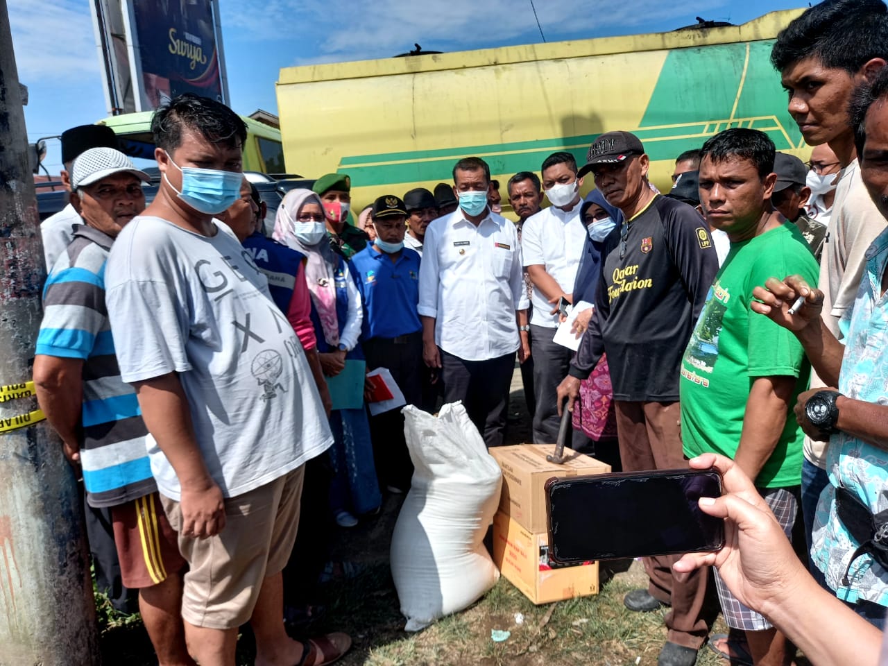 Bupati Serahkan Bantuan Pada Korban Bencana Kebakaran Di Pasar Kambang