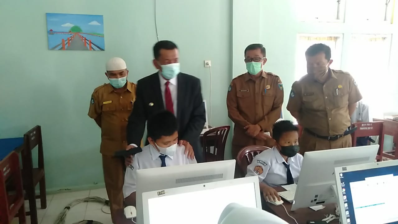 Bupati Rusma Yul Anwar Lakukan Monitoring ANBK Di SMPN 1 Painan