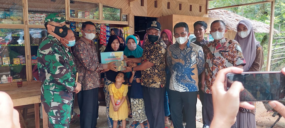 Baznas Salurkan Bantuan Bedah Rumah Korban Tanah Longsor Di Kampung Air Tambang