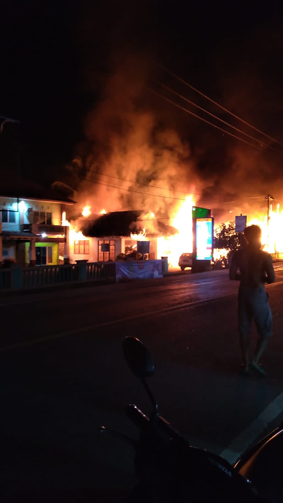 Pasca Kebakaran Bank BRI di Kecamatan Lunang, Polres Pessel turunkan Tim Identifikasi.