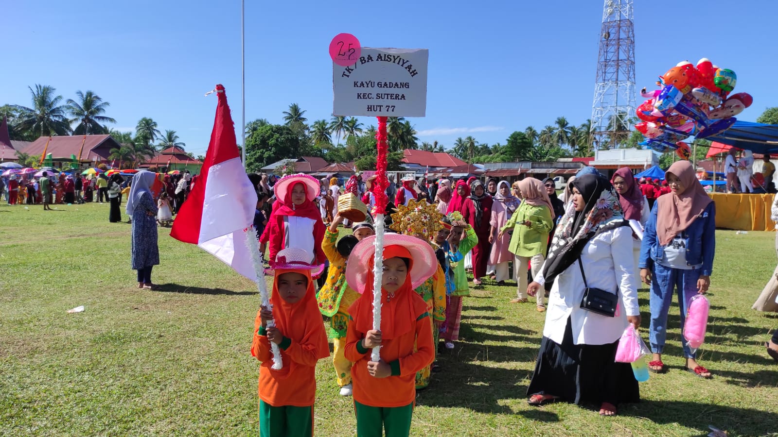 Orang Tua Siswa PAUD- TK Ramaikan Pawai HUT Kemerdekaan RI di Kecamatan Sutera