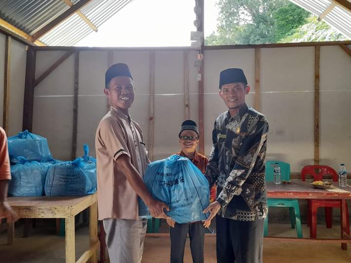 Bumikan Alquran, Ponpes Ashabul Kahfi Salurkan Ratusan Mushaf Alquran Wakaf Umat kepada LPQ di Pessel
