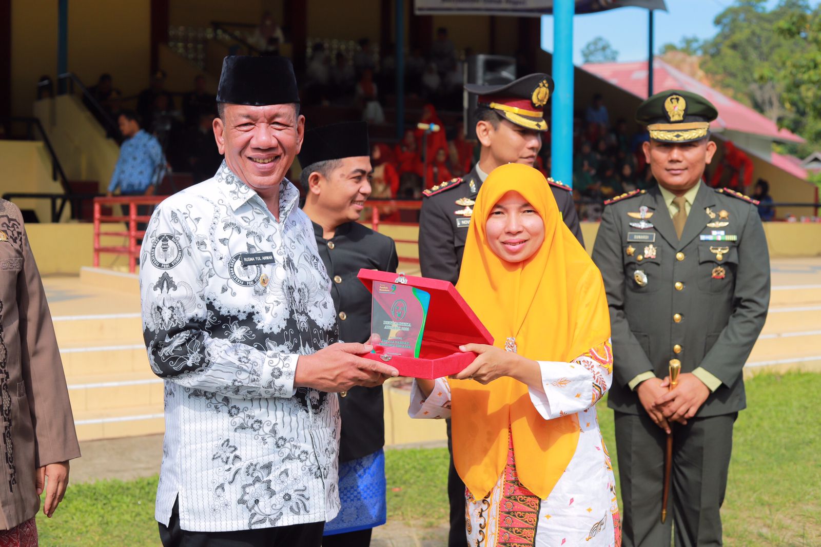 Momentum Hari Guru Nasional, Bupati Rusma Yul Anwar Terima Dewi Sartika Awards