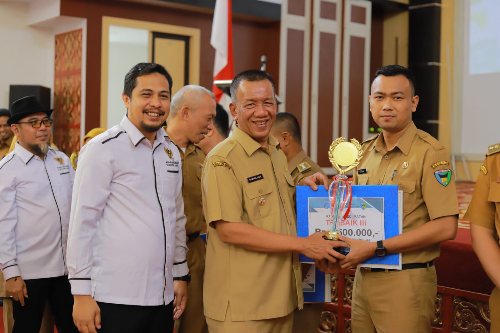 Bupati Rusma Yul Anwar Serahkan Penghargaan  PPID Pelaksana dan PPID Nagari Terbaik 2022