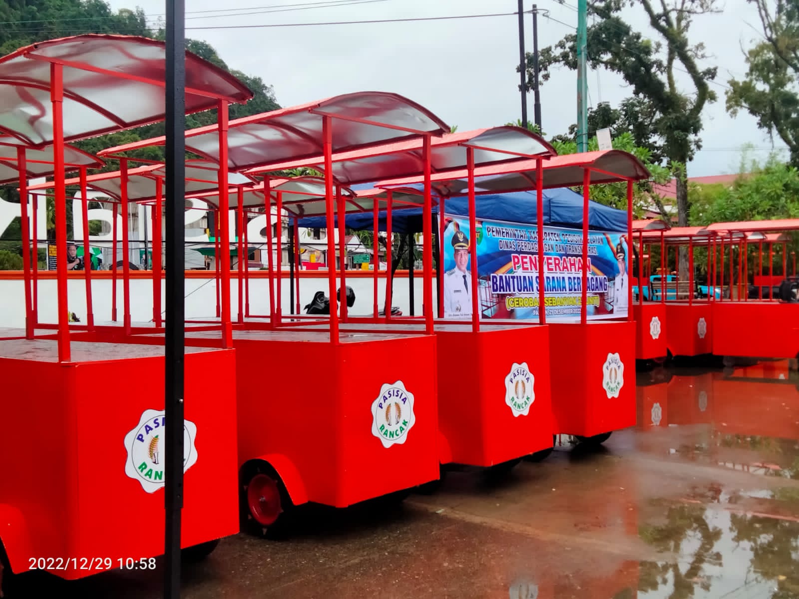 Komunitas Kuliner Wisata Pasisia dan PKL  Taman Spora Terima Bantuan Gerobak