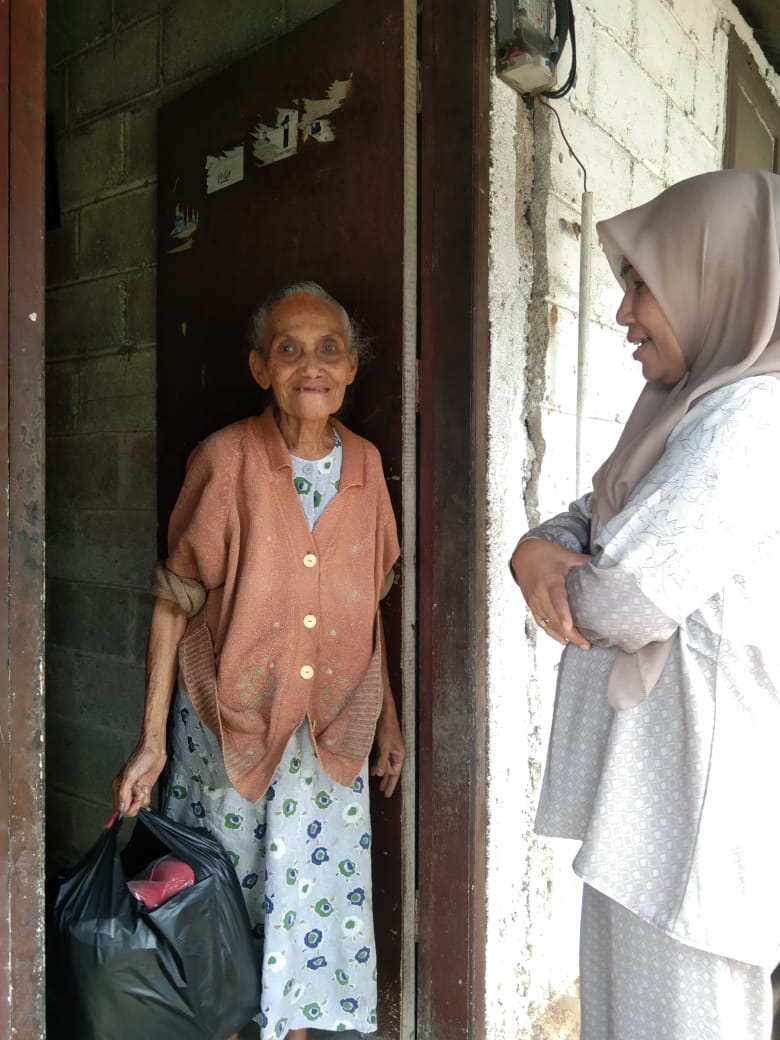 Peduli Sosial, Ibu Yusneti Rusma Yul Anwar Bagikan Sembako kepada Warga