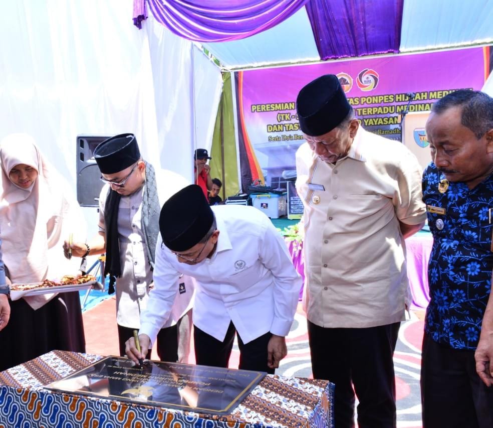 Bupati Rusma Yul Anwar Bersama Anggota DPR RI Darul Siska Resmikan BLKK Pondok Pesantren Hijrah Medinah