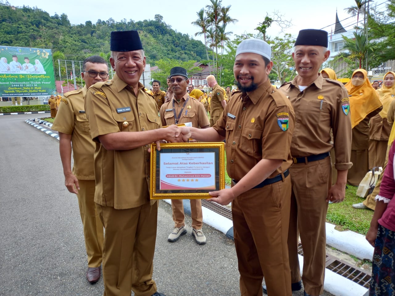 Bupati Rusma Yul Anwar Serahkan Penghargaan KARS Kepada Dua Rumah Sakit 