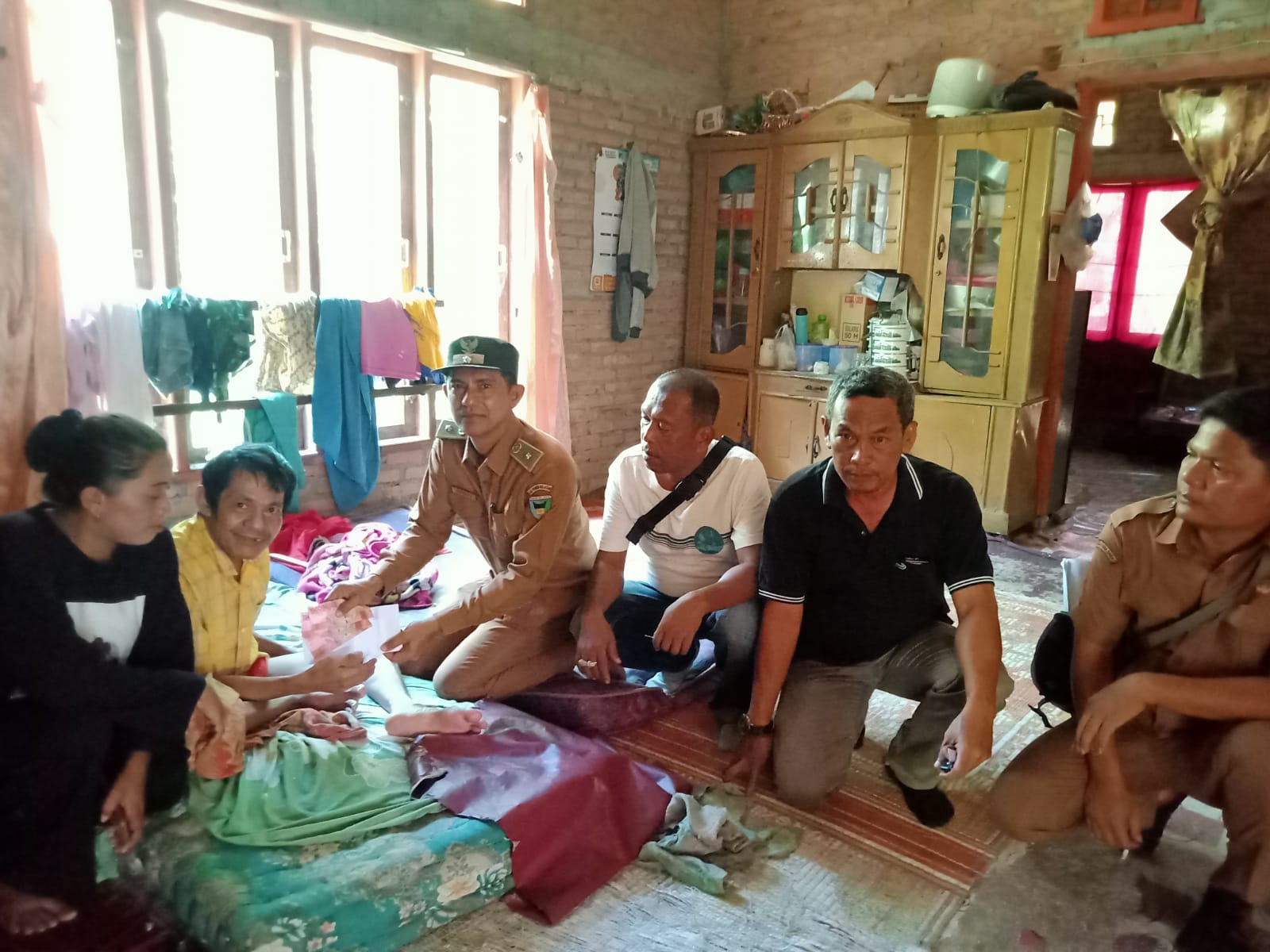 Pemerintah Nagari Sago-Salido Serahkan Bantuan Sosial Kepada Masyarakat Menderita Sakit Menahun 