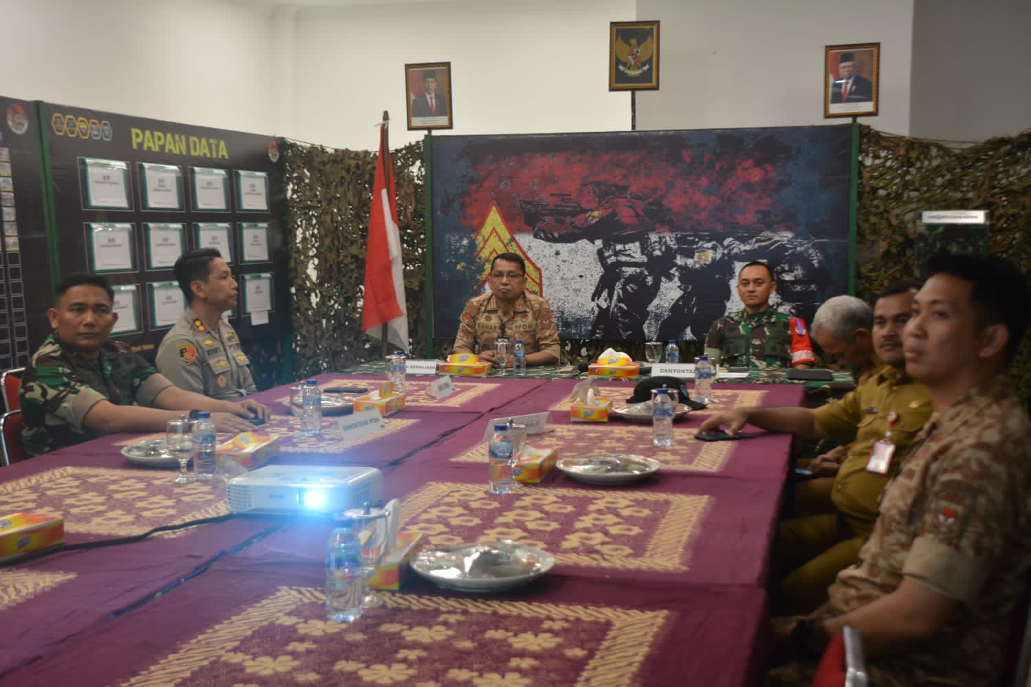 Dihadapan Taruna, Ka Biro III Administrasi Keprajaan \" Junjung Tinggi Adat Istiadat Minang Kabau\".