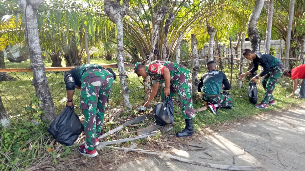 Peserta Latsitardanus Laksanakan Goro Bersihkan Permukman Masyarakat Nagari  Lakitan Utara