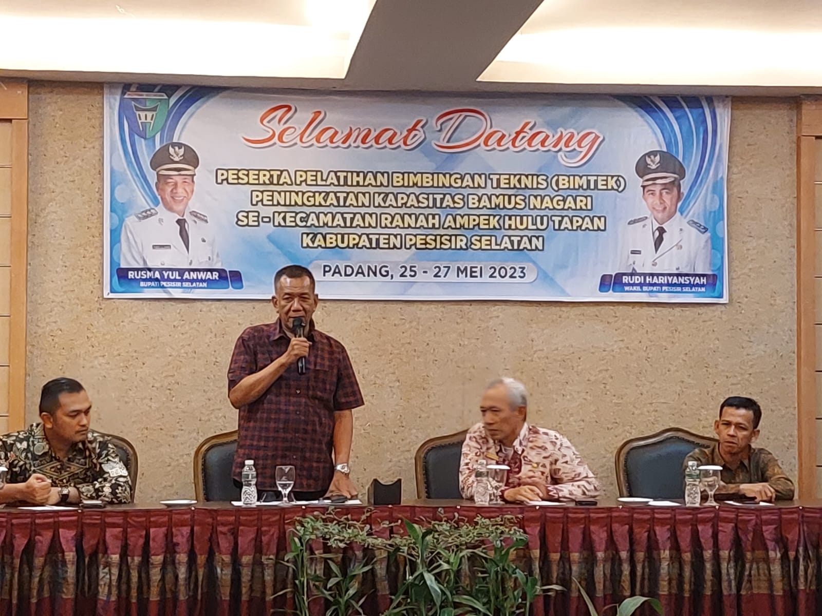 Bupati Rusma Yul Anwar Buka Bimtek Peningkatan Kapasitas Anggota Bamus  Nagari 