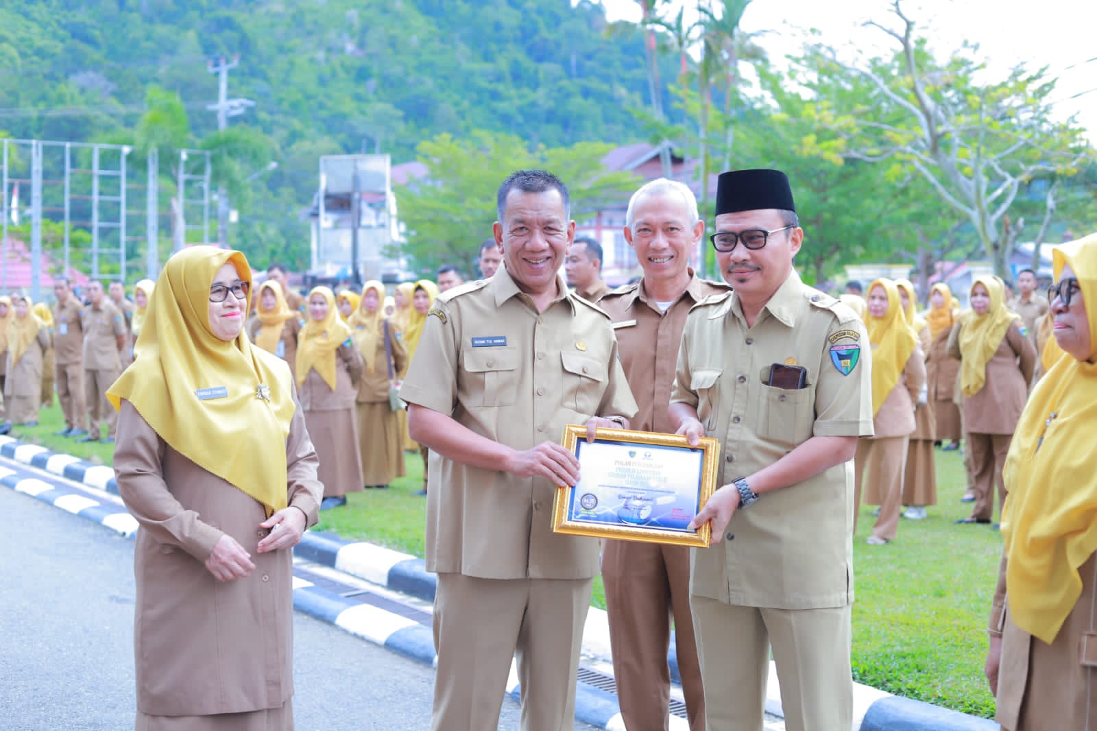  Dinas Dukcapil Pesisir Selatan Meraih Penghargaan Ombudsman RI