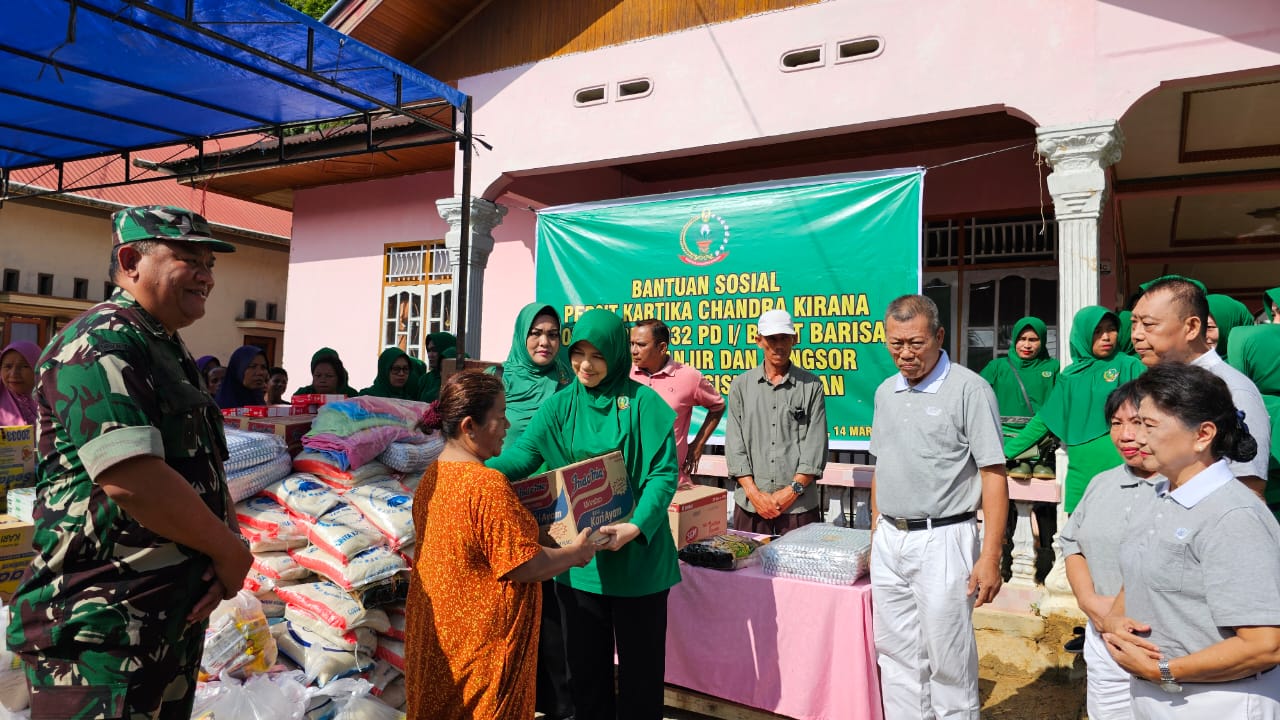 Persit Kartika Chandra Kirana Koorcab Rem 032 PD I/ Bukit Barisan Serahkan Bantuan Korban Banjir dan Longsor 