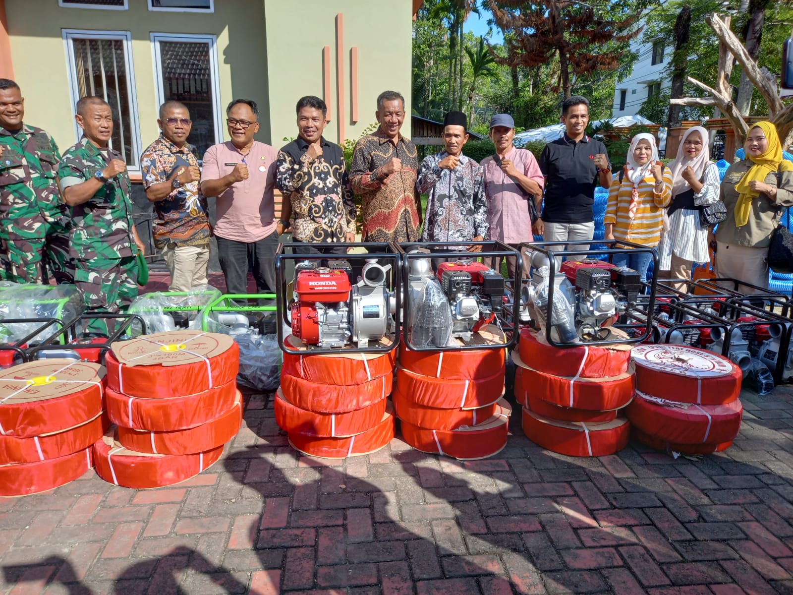 Bupati Rusma Yul Anwar Serahkan Bantuan Alsintan kepada Kelompok Tani
