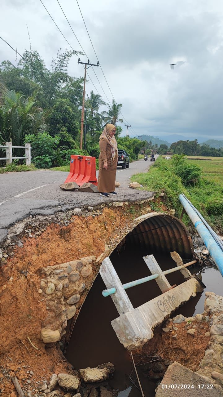 Perbaikan Jembatan Di Depan SMAN 2 Bayang yang Amblas akibat Banjir Jadi Prioritas Pemda Pesisir Selatan