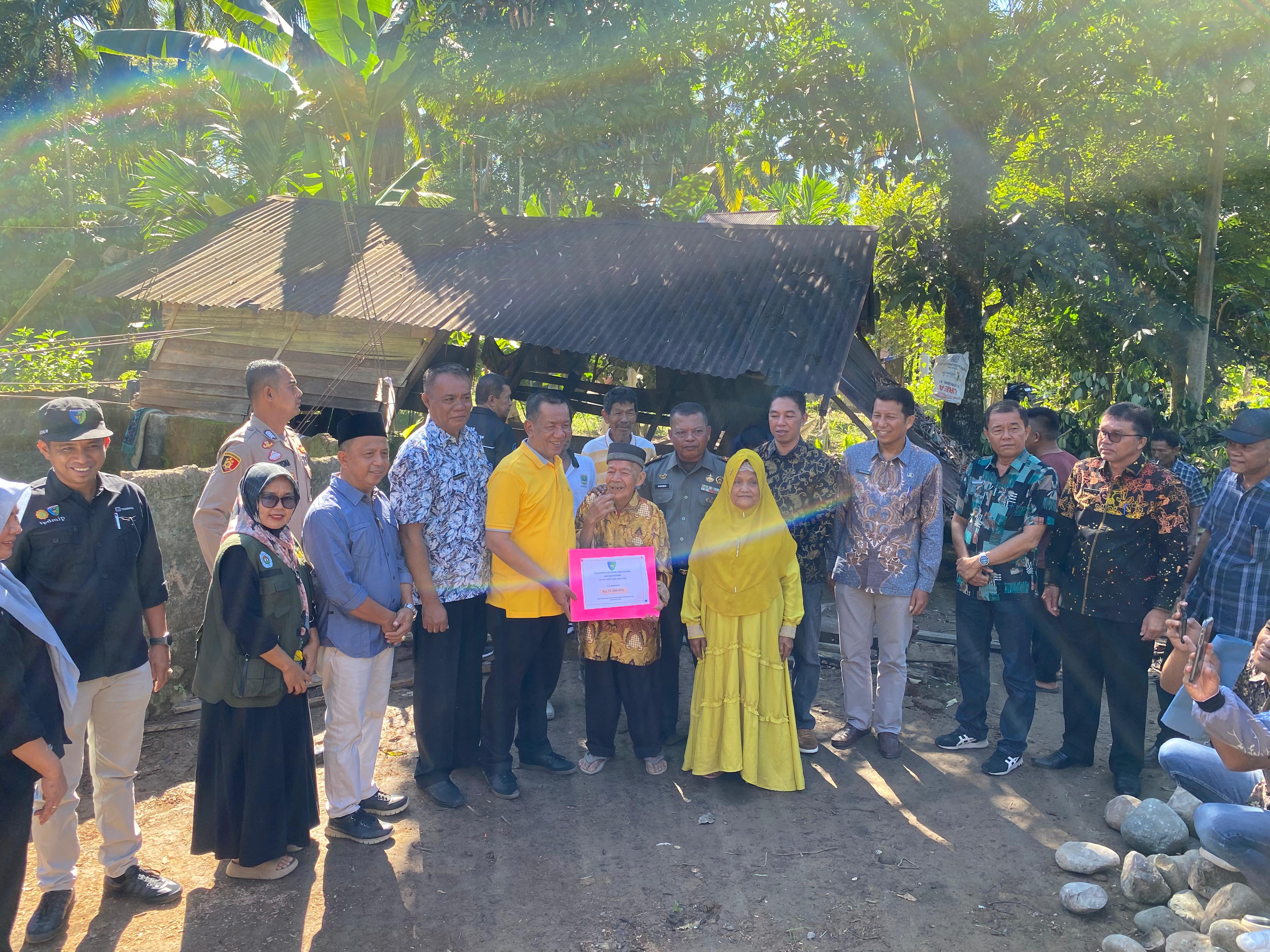 Terima Bantuan Rehab Rumah Tidak Layak Huni, Syafrudin : Terima Kasih Bupati