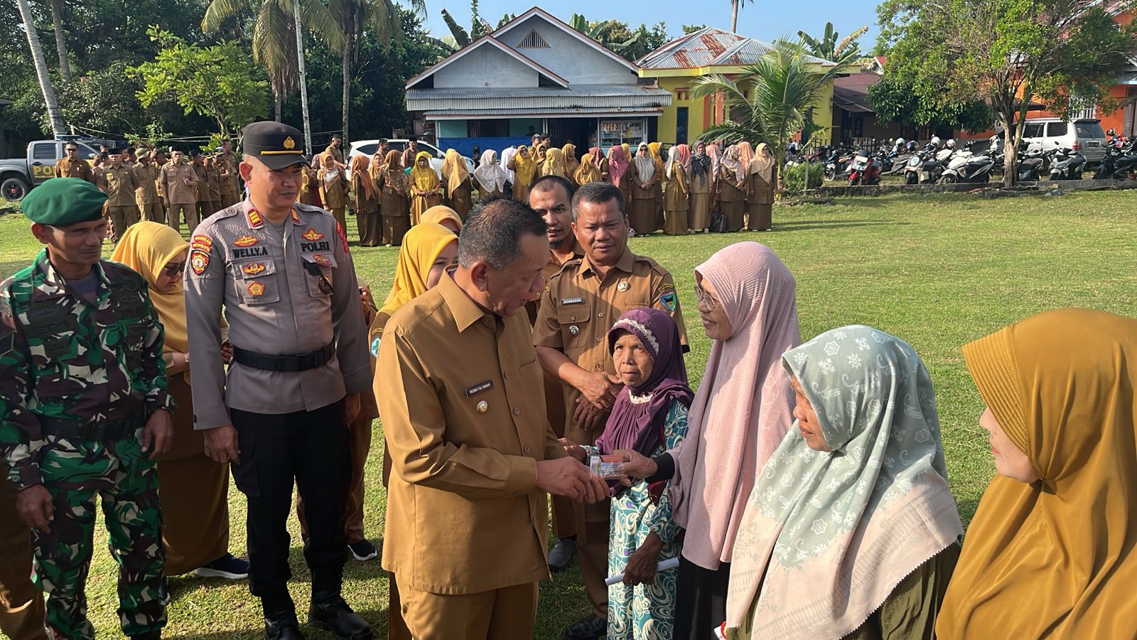 Bupati Rusma Yul Anwar  Serahkan Kartu BPJS Kesehatan Pasisia Rancak Pada Masyarakat di Linggo Sari Baganti