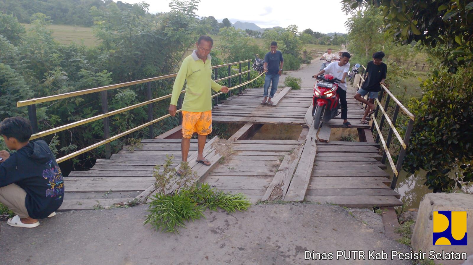 Dinas PUPR Pesisir Selatan Perbaiki Jembatan Penghubung Nagari Rawang Gunung Malelo dan Koto Taratak 