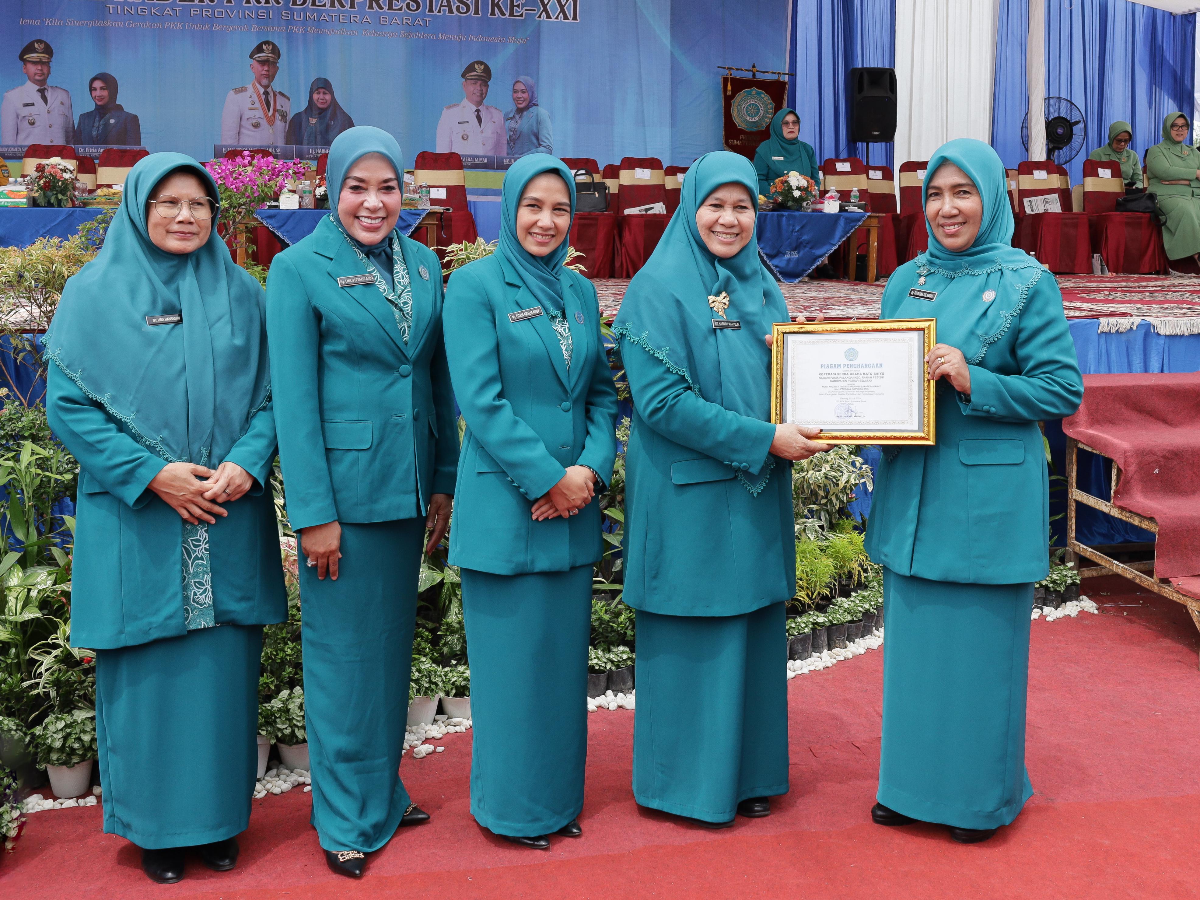 Pesisir Selatan Raih Penghargaan Pilot Project Program Unggulan Koperasi di Jambore Kader PKK Berprestasi XXI