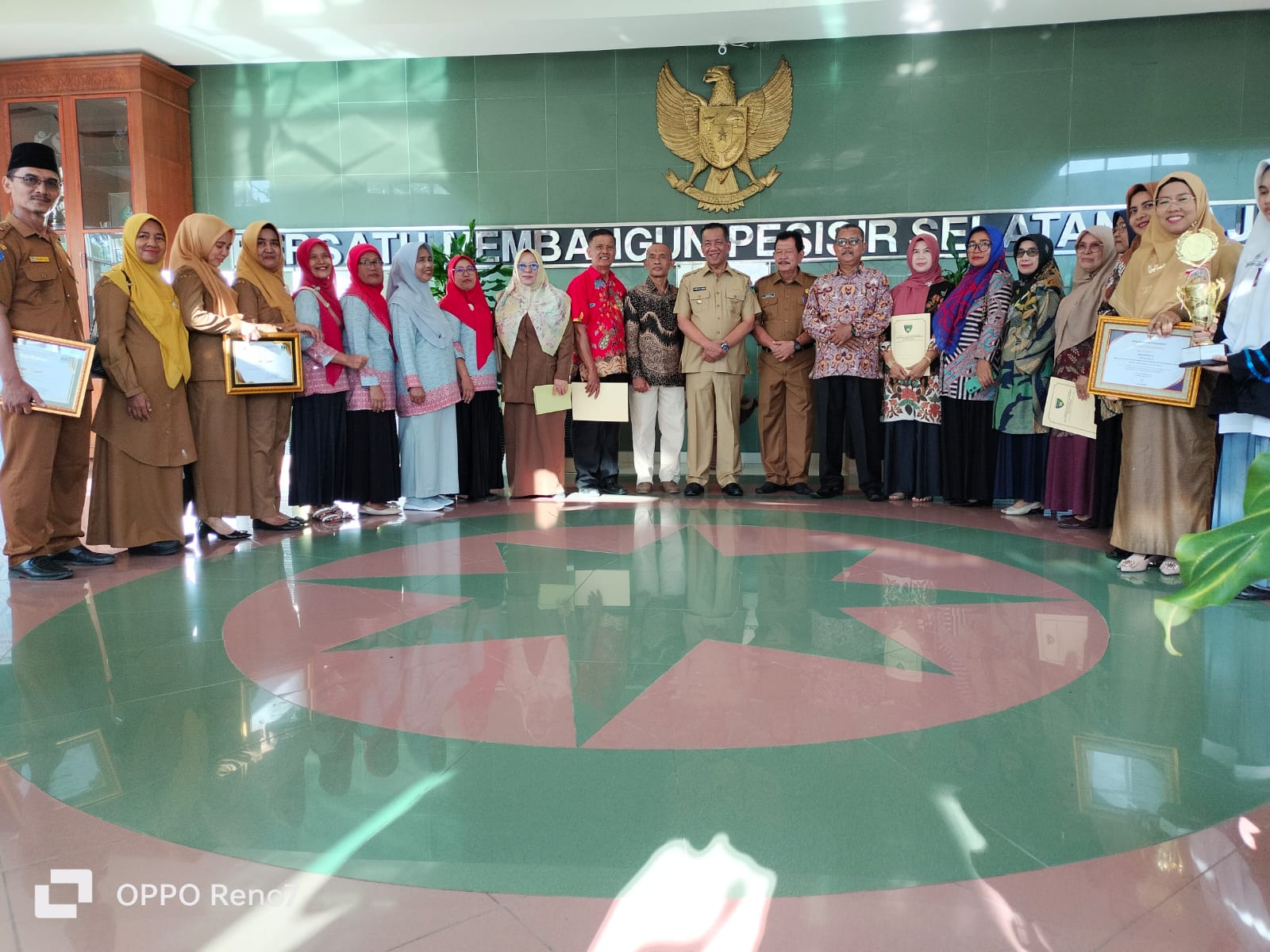 Bupati Pessel Serahkan Penghargaan Terhadap  Enam Koperasi Berprestasi 