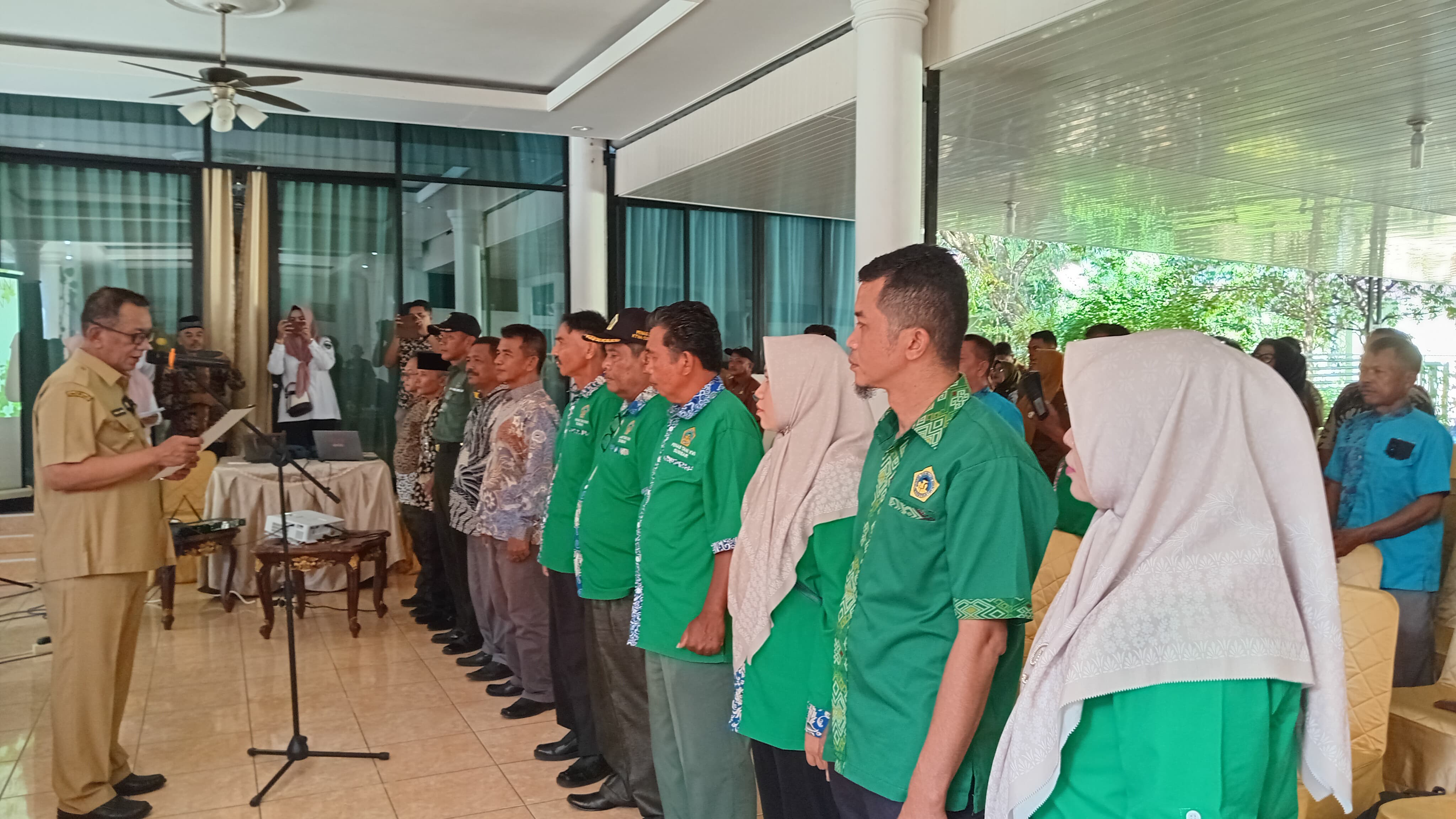 Bupati Rusma Yul Anwar Kukuhkan KTNA dan Asosiasi Penangkar Benih Padi