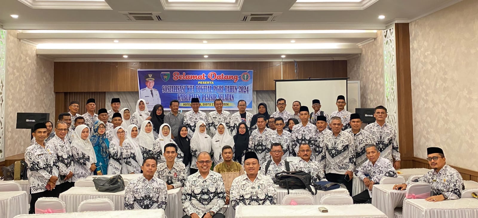 Bupati Rusma Yul Anwar Hadiri Sosialisasi KTA Digital PGRI Pesisir Selatan 2024