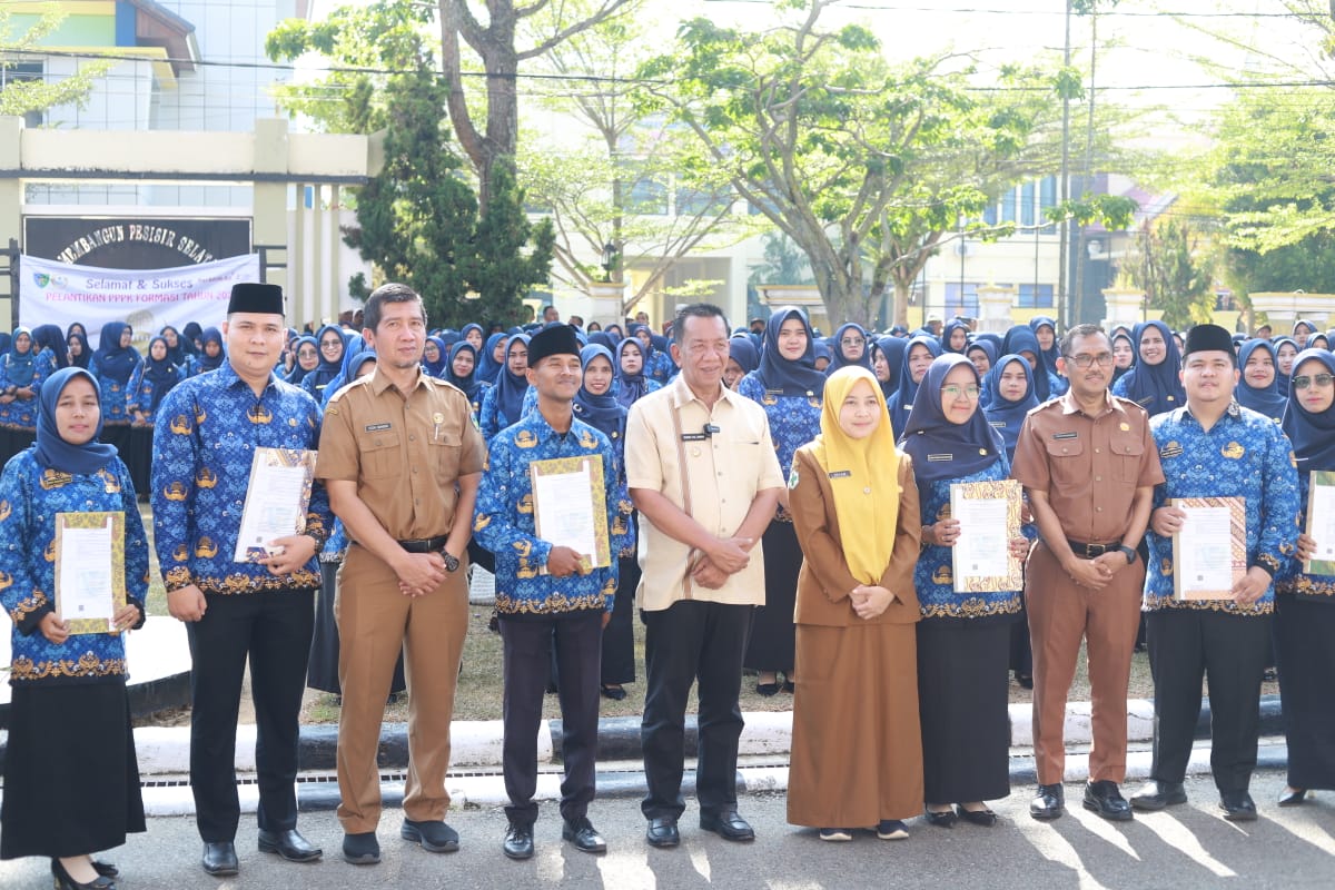 Bupati Rusma Yul Anwar Serahkan SK 2021 PPPK