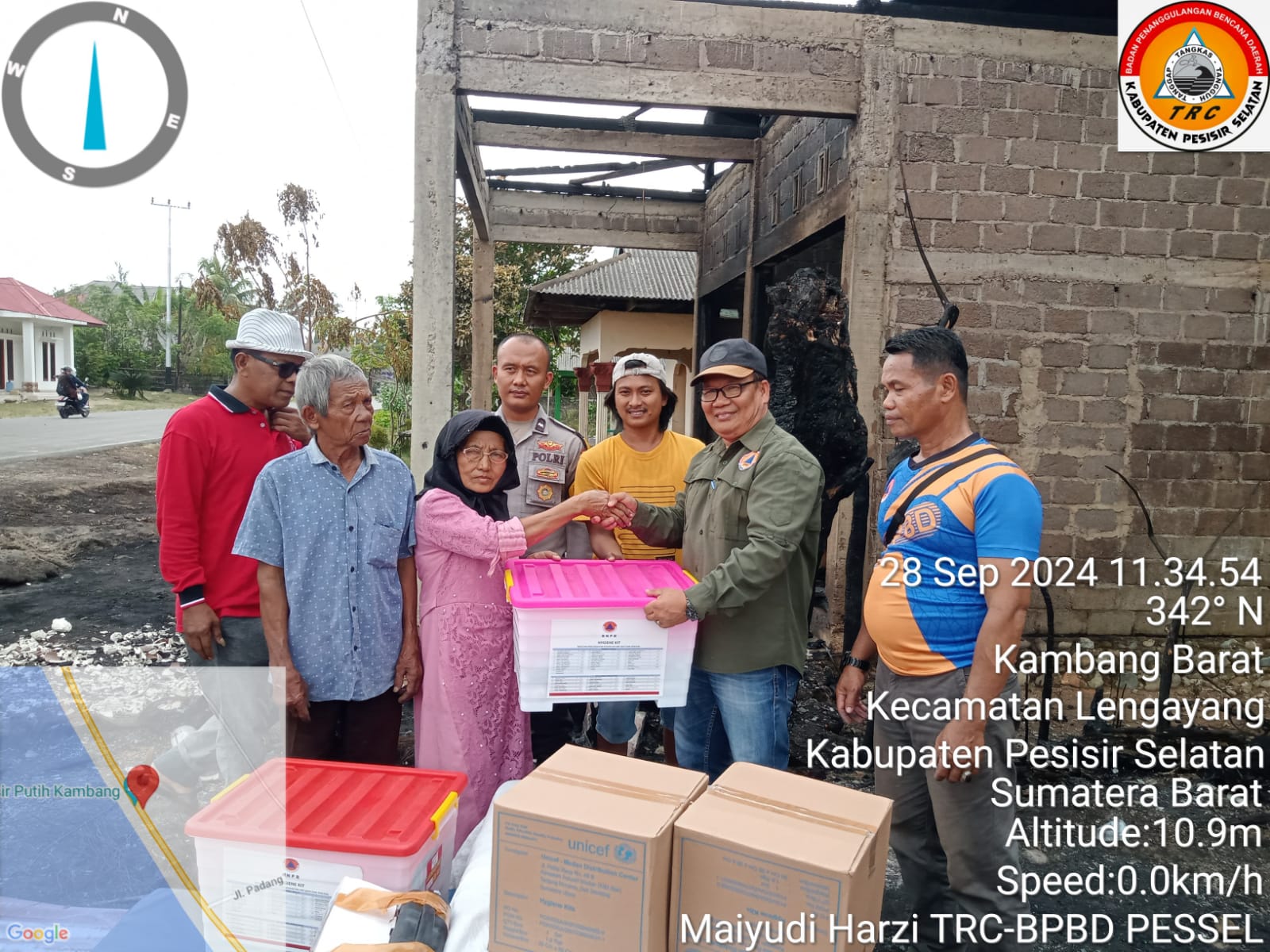 Kalaksa BPBD Yuskarli Serahkan Bantuan bagi Korban Kebakaran di Pasir Putih