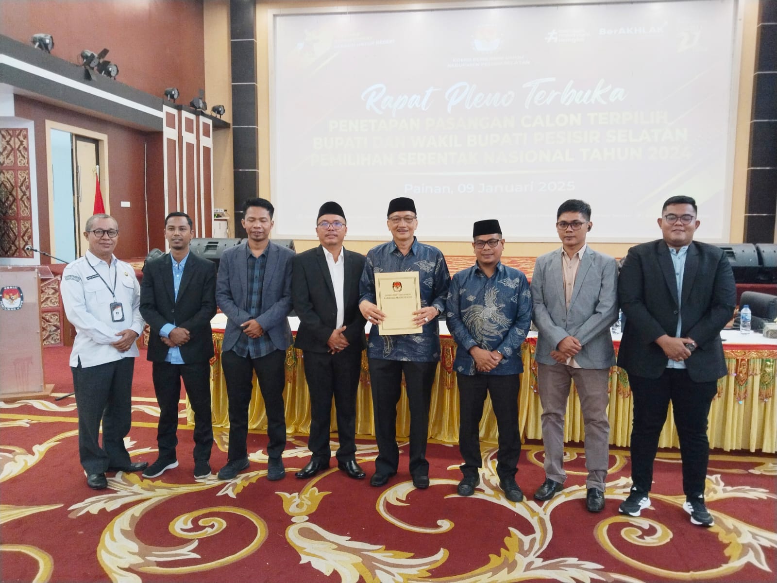 KPU Pesisir Selatan Tetapkan Hendrajoni-Risnaldi Sebagai Bupati dan Wakil Bupati Terpilih 2024