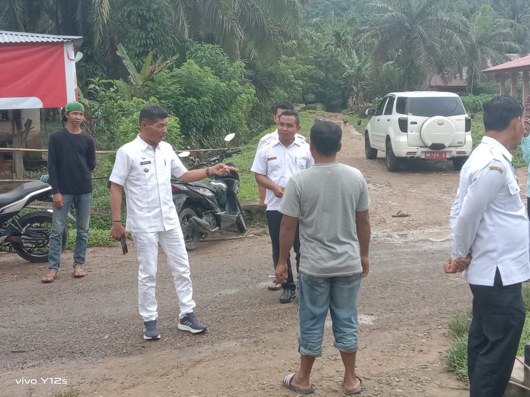 Camat Dailipal Tinjau Lokasi Banjir Dua Kampung di Sutera.