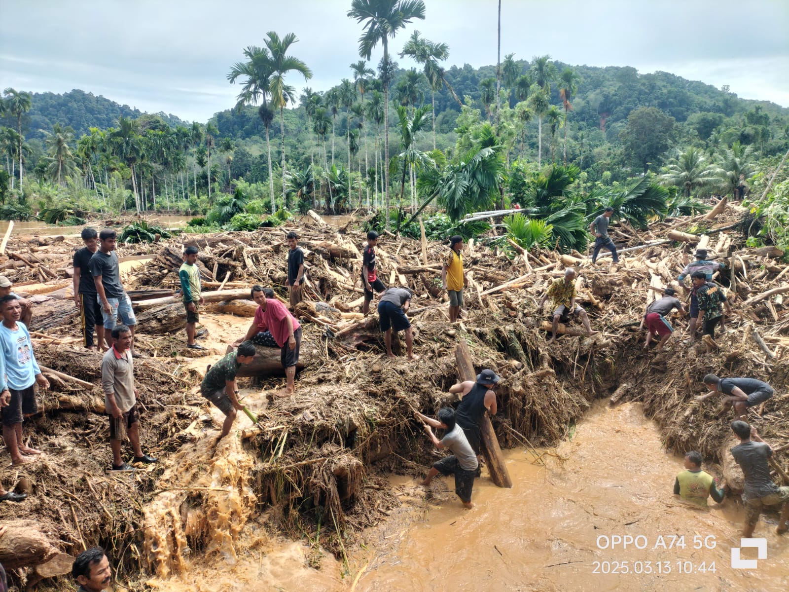 Dinas Kesehatan Pesisir Selatan Dirikan Tenda Pengungsian untuk Korban Banjir