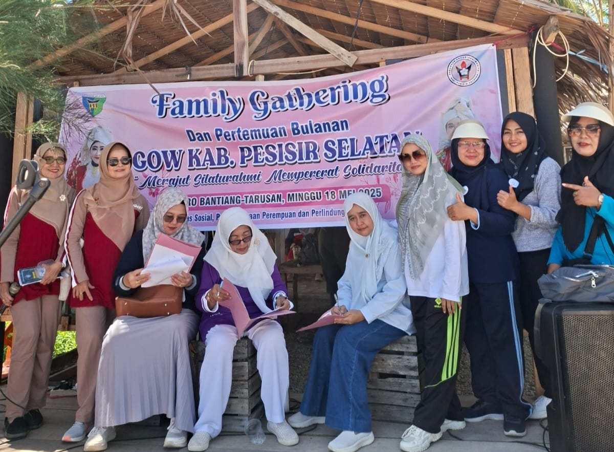 Pererat Solidaritas Antar Organisasi Wanita, GOW Pesisir Selatan Gelar Silaturahmi di Pantai Muaro Bantiang Tarusan